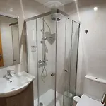 Rum i privatbostad Bedroom With Private Bathroom In The Center, Next To The Subway Oporto