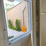 Rum i privatbostad Bedroom With Private Bathroom In The Center, Next To The Subway Oporto