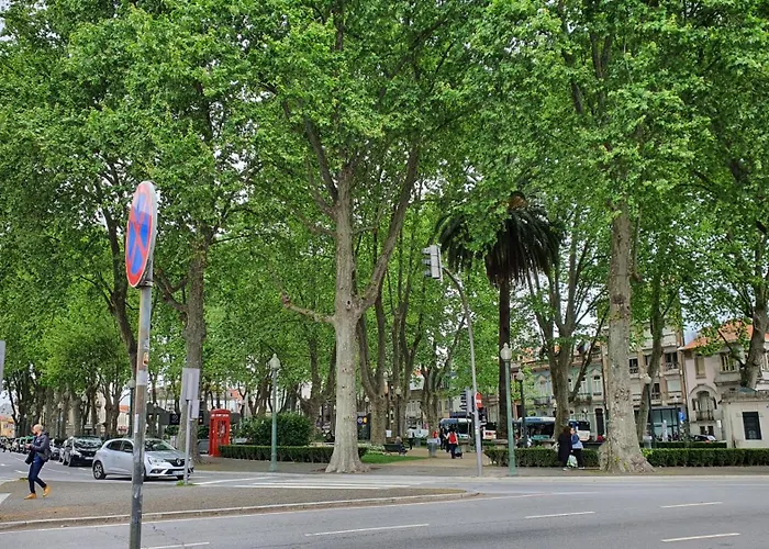 Bedroom With Private Bathroom In The Center, Next To The Subway *