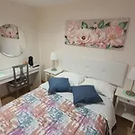Bedroom With Private Bathroom In The Center, Next To The Subway 民宿 波尔图
