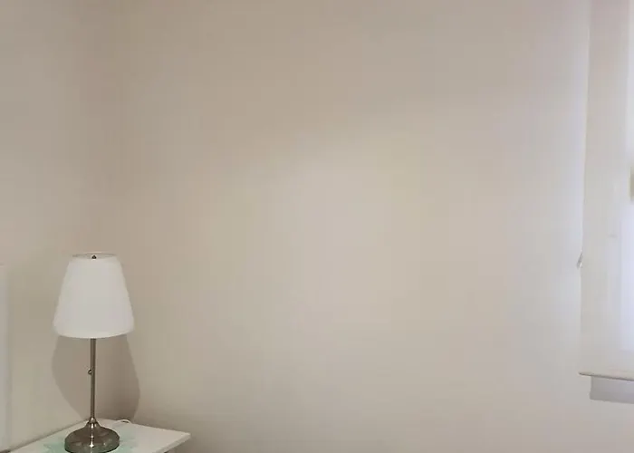 Homestay Bedroom With Private Bathroom In The Center, Next To The Subway *