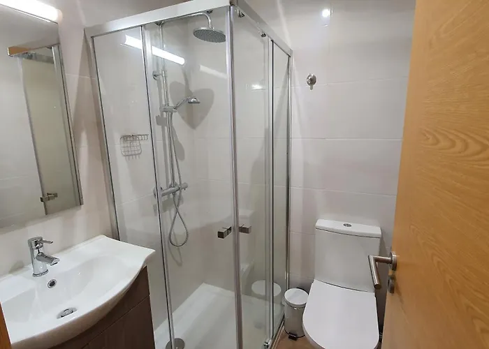 Rum i privatbostad Bedroom With Private Bathroom In The Center, Next To The Subway Oporto