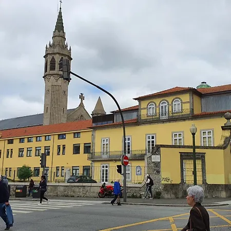 Bedroom With Private Bathroom In The Center, Next To The Subway