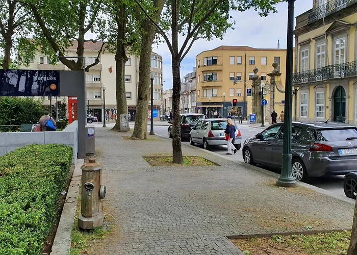 Bedroom With Private Bathroom In The Center, Next To The Subway *