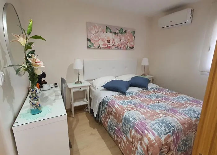 Bedroom With Private Bathroom In The Center, Next To The Subway Habitación en casa particular Oporto