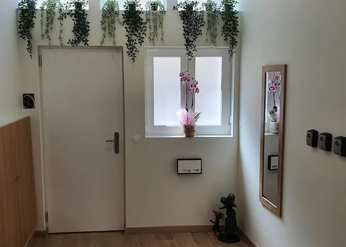 Bedroom With Private Bathroom In The Center, Next To The Subway *