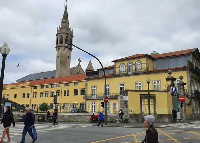 Bedroom With Private Bathroom In The Center, Next To The Subway